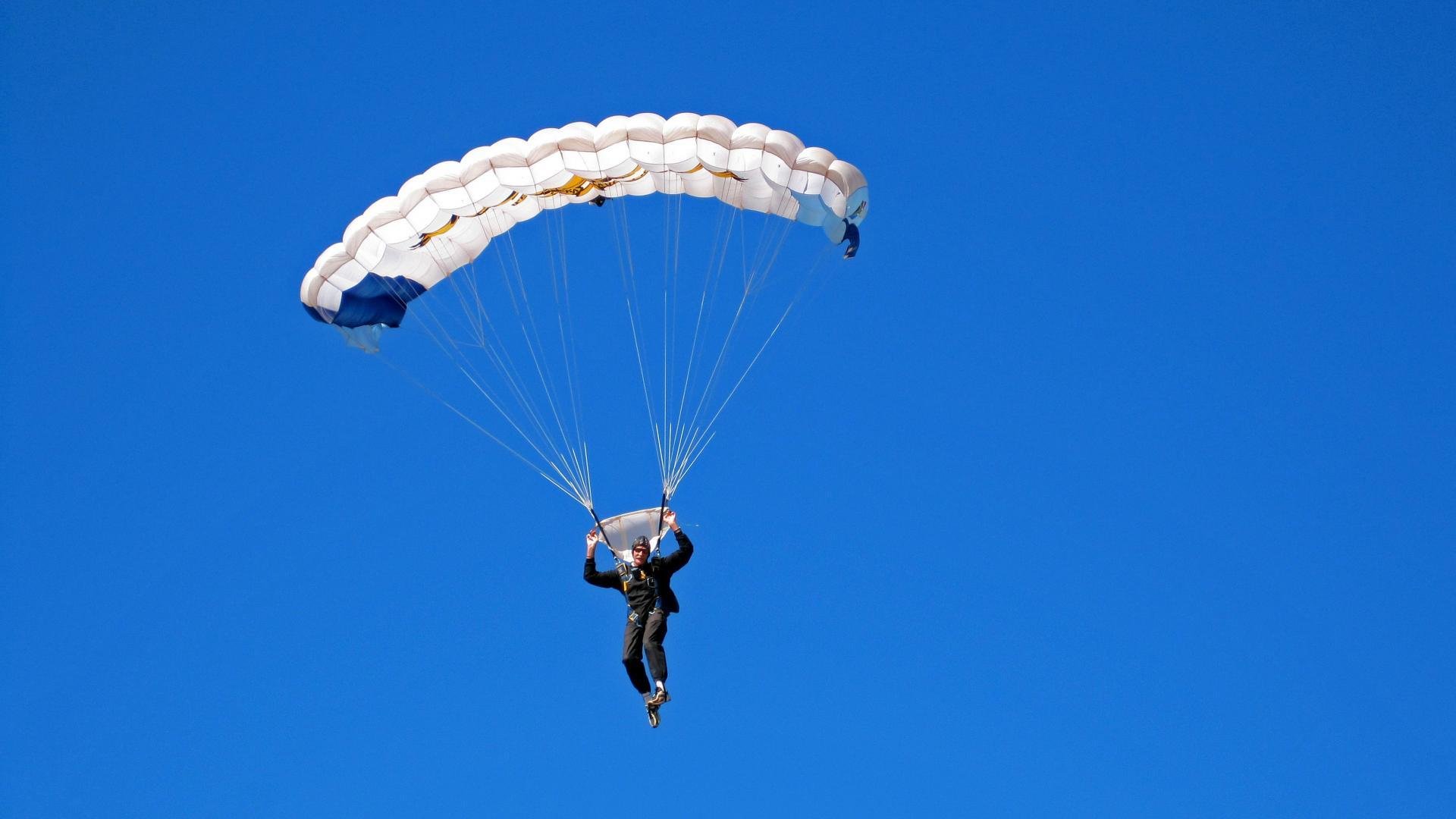 “篮球+健康”全民健身活动广受欢迎,助推体育产业升级,全民健身篮球场